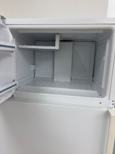 Load image into Gallery viewer, (T08867) GE Refrigerator - 8867
