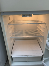 Load image into Gallery viewer, (T08661) Hotpoint Refrigerator - 8661