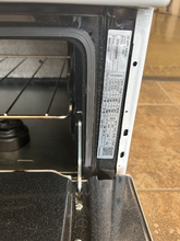 Load image into Gallery viewer, Hotpoint 24" White Gas Stove - 7302