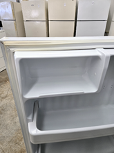 Load image into Gallery viewer, Hotpoint Refrigerator - 8105