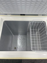 Load image into Gallery viewer, Igloo Chest Freezer - 6816