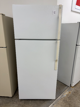 Load image into Gallery viewer, (T08867) GE Refrigerator - 8867