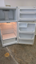 Load image into Gallery viewer, (T08473) Hotpoint Refrigerator - 8473