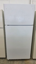 Load image into Gallery viewer, (T08784) Frigidaire Refrigerator - 8784