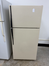 Load image into Gallery viewer, (T08661) Hotpoint Refrigerator - 8661