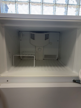 Load image into Gallery viewer, (T08864) Frigidaire Refrigerator - 8864