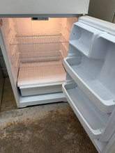 Load image into Gallery viewer, (T08741) Hotpoint Refrigerator - 8741