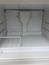 Load image into Gallery viewer, (T08635) Whirlpool Regrigerator - 8635