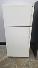 Load image into Gallery viewer, (T08220) Hotpoint Refrigerator - 8220