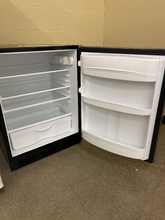 Load image into Gallery viewer, Summit 24" Refrigerator - 0881