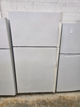 Load image into Gallery viewer, Kernmore Refrigerator - 8215