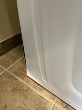 Load image into Gallery viewer, Whirlpool 3.9 cu ft and 5.9 cu ft Washer & Gas Dryer Set - 7610