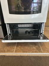 Load image into Gallery viewer, Hotpoint 24" White Gas Stove - 7302