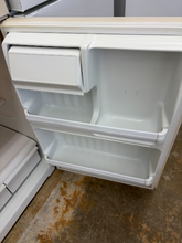 Load image into Gallery viewer, (T08141) Hotpoint Refrigerator - 8141