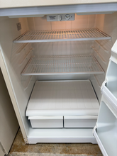 Load image into Gallery viewer, (T08141) Hotpoint Refrigerator - 8141