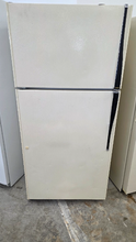 Load image into Gallery viewer, (T08205) Hotpoint Refrigerator - 8205