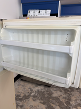 Load image into Gallery viewer, (T08739) Hotpoint Refrigerator - 8739