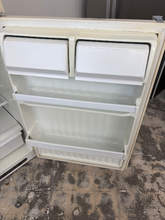 Load image into Gallery viewer, (T08739) Hotpoint Refrigerator - 8739