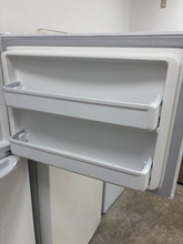 Load image into Gallery viewer, (T08924) Frigidaire Refrigerator - 8924