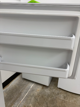 Load image into Gallery viewer, (T08923) Frigidaire Refrigerator - 8923