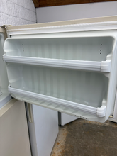 Load image into Gallery viewer, (T08141) Hotpoint Refrigerator - 8141