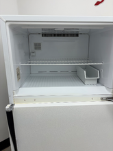 Load image into Gallery viewer, (T08887) Hotpoint Refrigerator - 8887