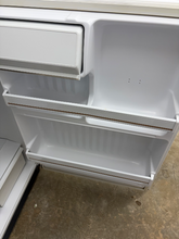 Load image into Gallery viewer, (T08887) Hotpoint Refrigerator - 8887
