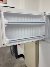 Load image into Gallery viewer, (T08867) GE Refrigerator - 8867
