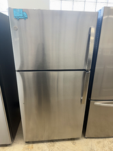 Load image into Gallery viewer, (T08979) GE 21.9 cu ft Refrigerator - 8979
