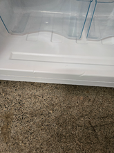 Load image into Gallery viewer, Criterian Refrigerator - 7877
