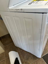 Load image into Gallery viewer, Frigidaire Tower Washer and Gas Dryer Set - 7672

