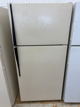 Load image into Gallery viewer, (T08141) Hotpoint Refrigerator - 8141
