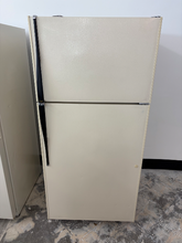 Load image into Gallery viewer, (T08739) Hotpoint Refrigerator - 8739
