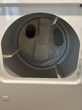 Load image into Gallery viewer, Whirlpool Washer and Gas Dryer Set - 7020 - 7021
