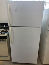 Load image into Gallery viewer, (T08864) Frigidaire Refrigerator - 8864
