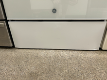 Load image into Gallery viewer, GE White Electric Stove - 6794
