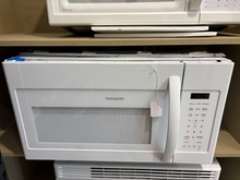 Load image into Gallery viewer, (T08826) Frigidaire Microwave - 8826
