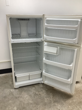 Load image into Gallery viewer, (T08658) Hotpoint Refrigerator - 8658
