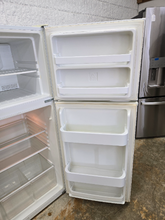 Load image into Gallery viewer, (T09042) Frigidaire Refrigerator - 9042
