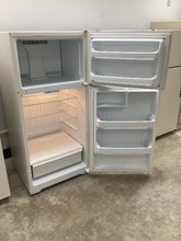 Load image into Gallery viewer, (T08657) Hotpoint Refrigerator - 8657

