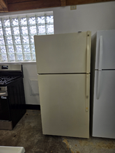 Load image into Gallery viewer, (T09064) GE Refrigerator - 9064
