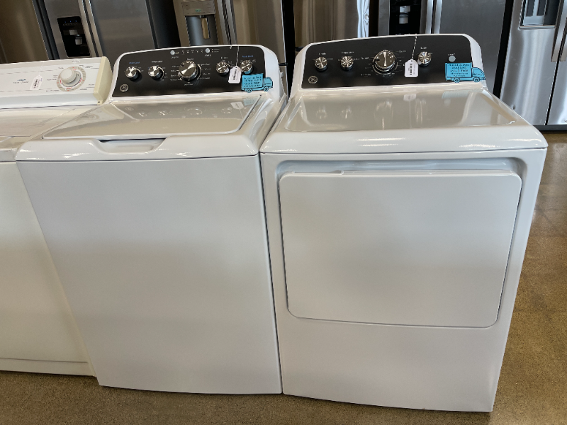 GE Washer and Gas Dryer Set - 6883 - 6882