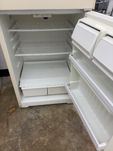 Load image into Gallery viewer, (T08663) Hotpoint Refrigerator - 8663
