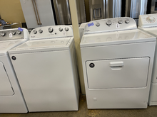 Load image into Gallery viewer, Whirlpool Washer and Gas Dryer Set - 6138 - 6140
