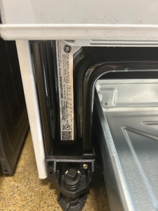 GE White Gas Stove - 7046