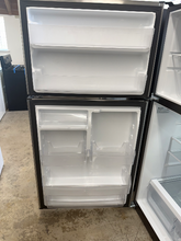 Load image into Gallery viewer, (T08979) GE 21.9 cu ft Refrigerator - 8979
