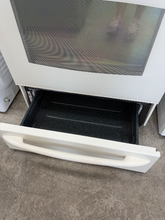 Load image into Gallery viewer, (T08616) GE Electric Stove - 8616
