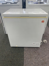 Load image into Gallery viewer, Igloo Chest Freezer - 6816
