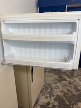 Load image into Gallery viewer, (T08738) Hotpoint Refrigerator - 8738
