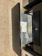 Load image into Gallery viewer, GE Stainless Black Electric Stove - 6877
